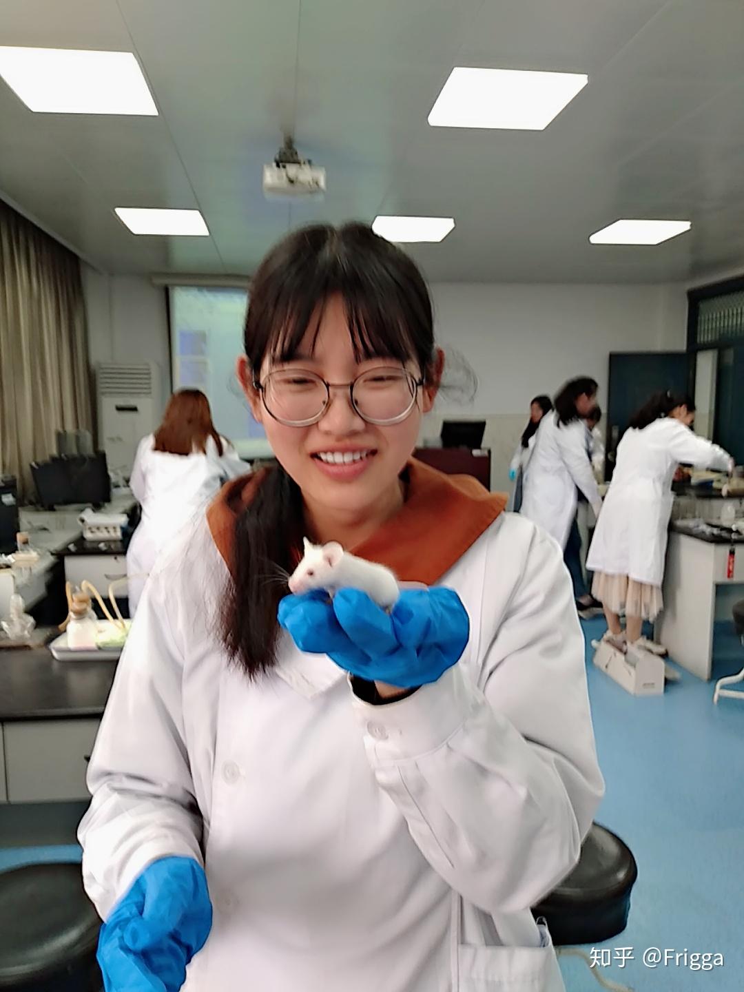 医学生是怎样做到徒手抓小白鼠做解剖的?