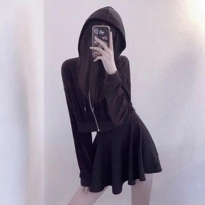 简单遮住脸的女生头像