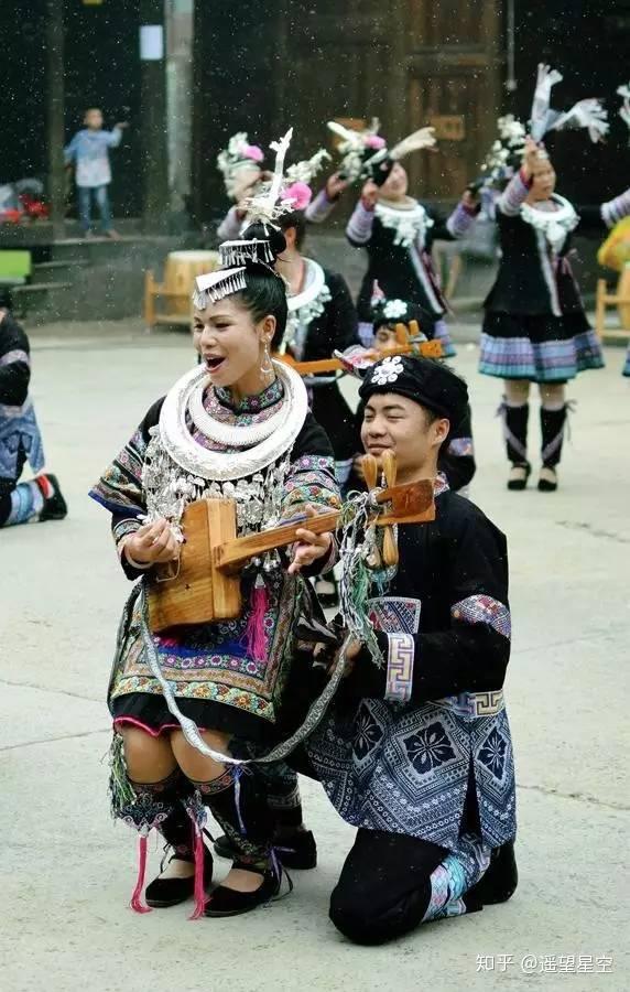 这位弹琵琶的妹子就是琵琶歌的传承人杨团花.侗族大歌的演出现场.