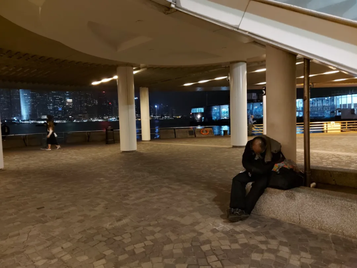 香港入冬了这群人却只能流落街头