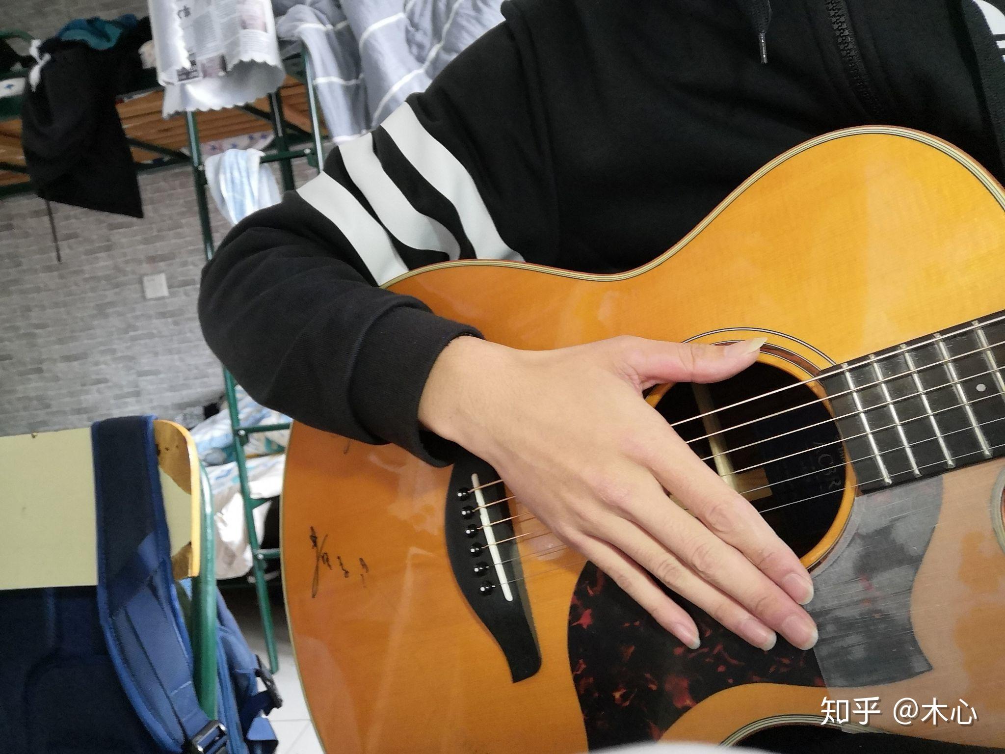 弹吉他的手势图片