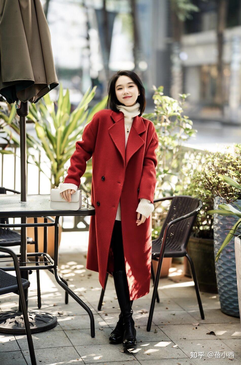 为大家介绍的是适合当做"新年战袍"的红色大衣,这是个热情洋溢的颜色
