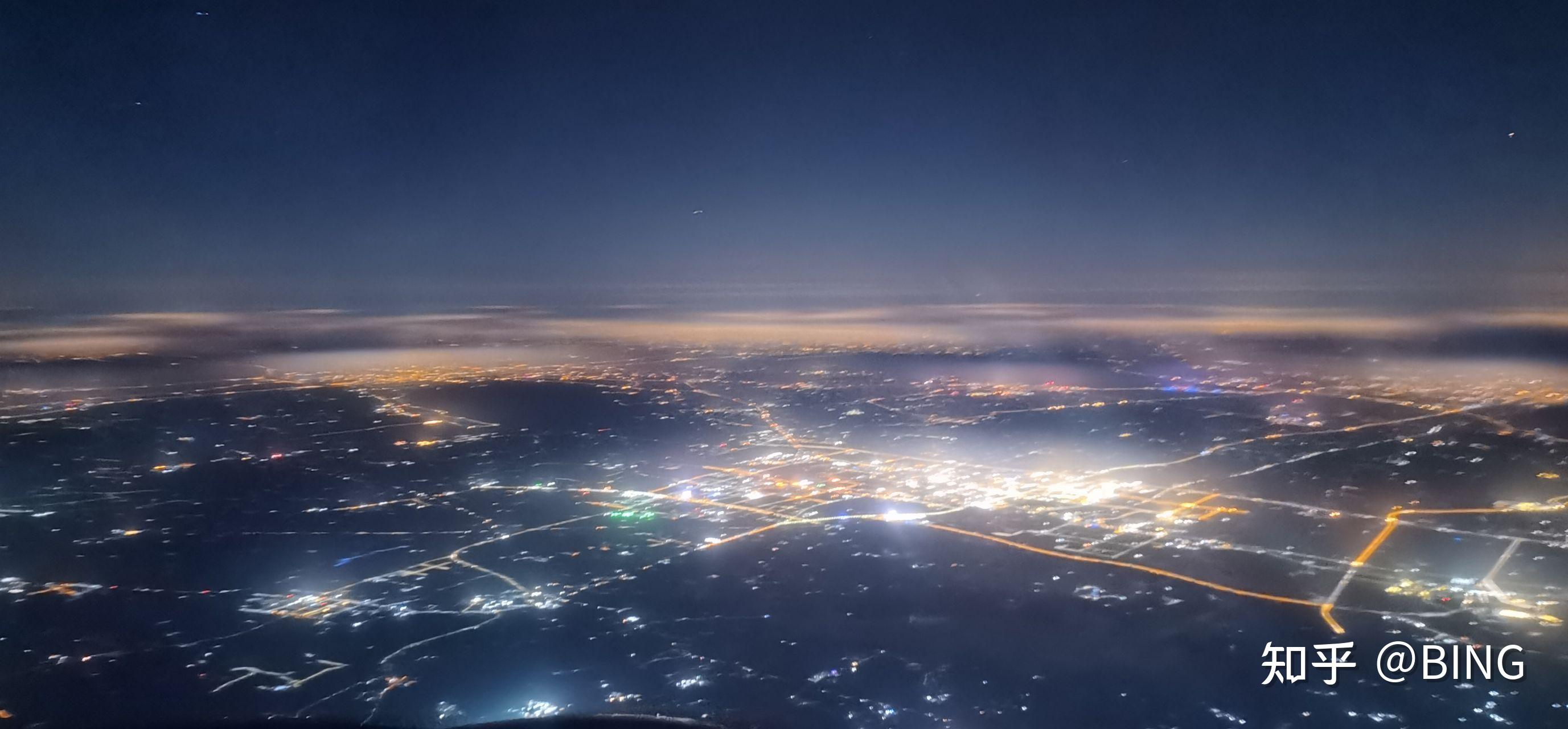 你在飞机上见过哪些超美的城市夜景? - 知乎