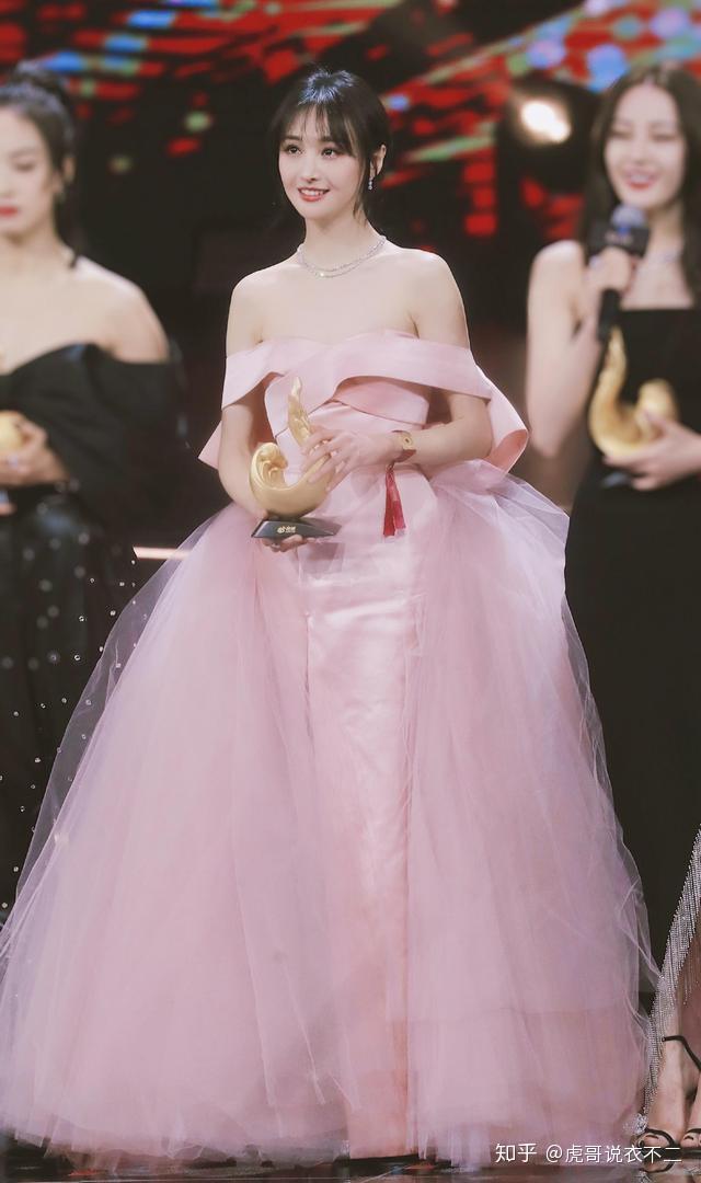 郑爽身穿校服参加综艺满脸胶原蛋白少女感十足宛若在校高中生