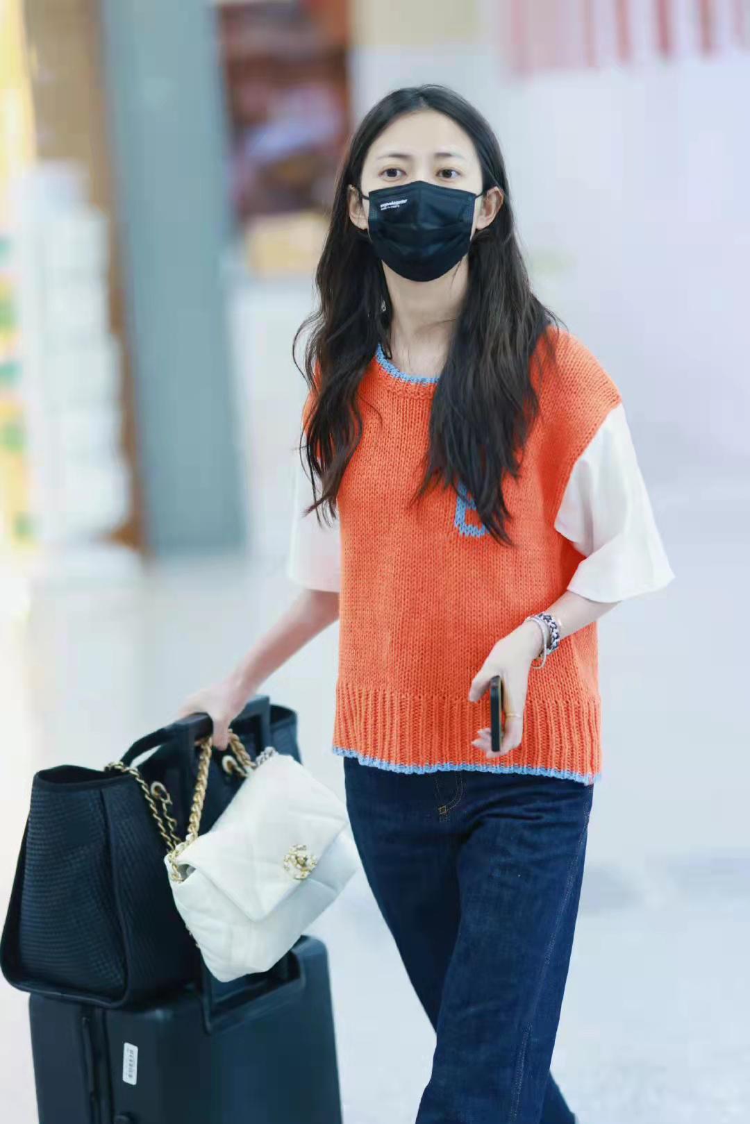 陈钰琪橙色针织背心叠穿白色t恤配直筒牛仔裤休闲自然清爽随性
