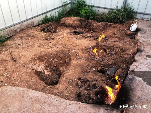 重庆神秘地火村地上的火持续燃烧60年不灭