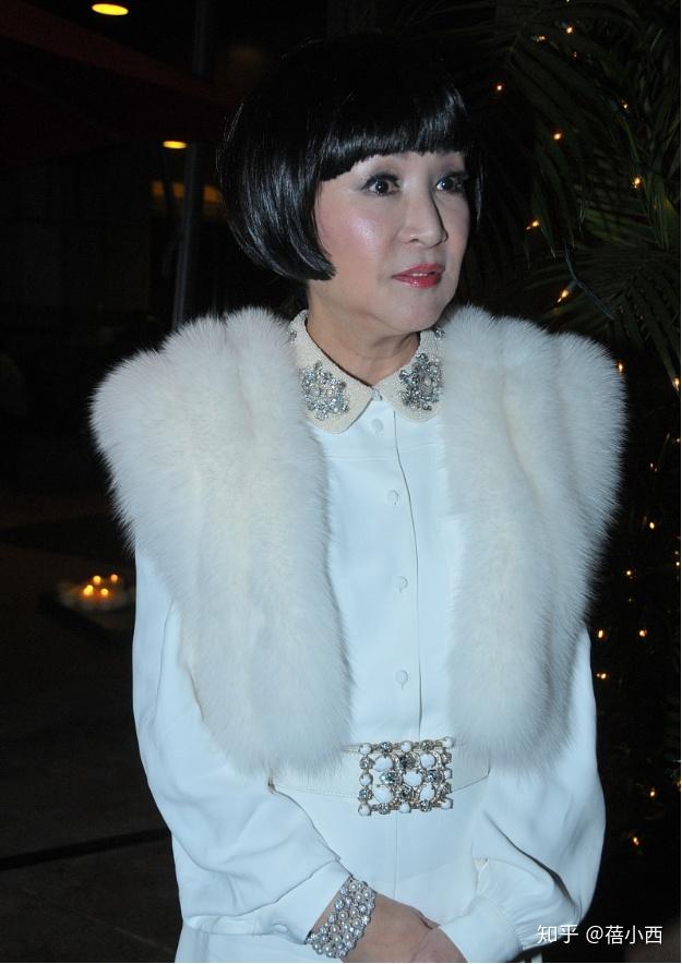 谢霆锋的亲妈也太美了吧穿一身白出阔太好气质身姿挺拔好惊艳