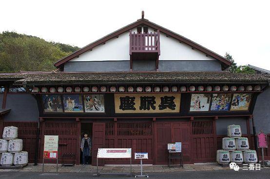 传统老铺,尤其是京都一带为了证明其工艺传承,依然在使用吴服店称号