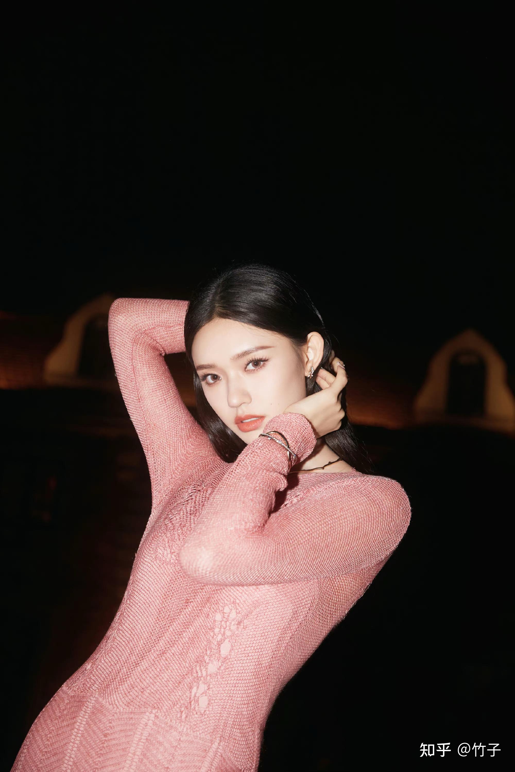 林允最新美照分享针织鱼尾裙破茧成蝶浪漫如期而至别样的美