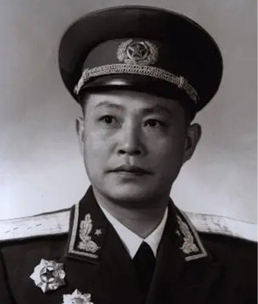 开国中将黄新廷继任716团团长后,黄新廷和廖汉生配合默契,屡战屡胜.