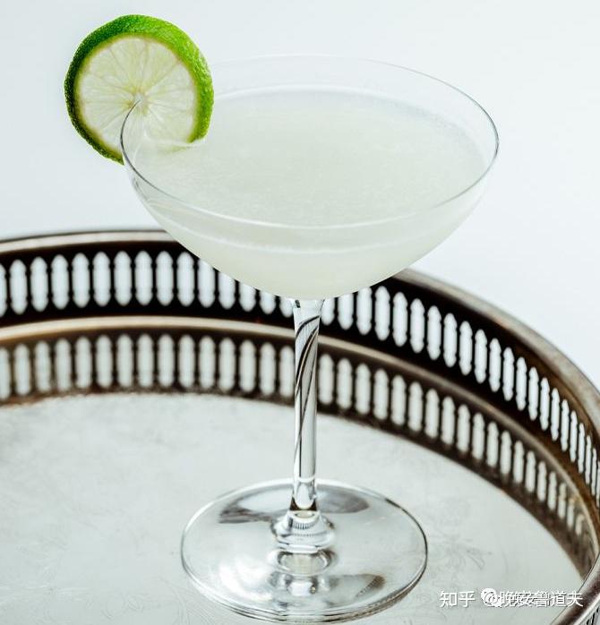 冰镇后滤冰倒入冰镇过的鸡尾酒杯中以莱姆角或莱姆片作为装饰gimlet