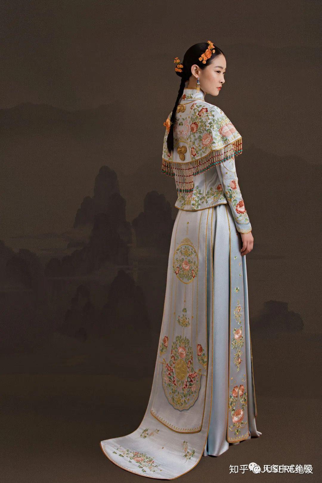 天玺匠心中式礼服中的云肩之美