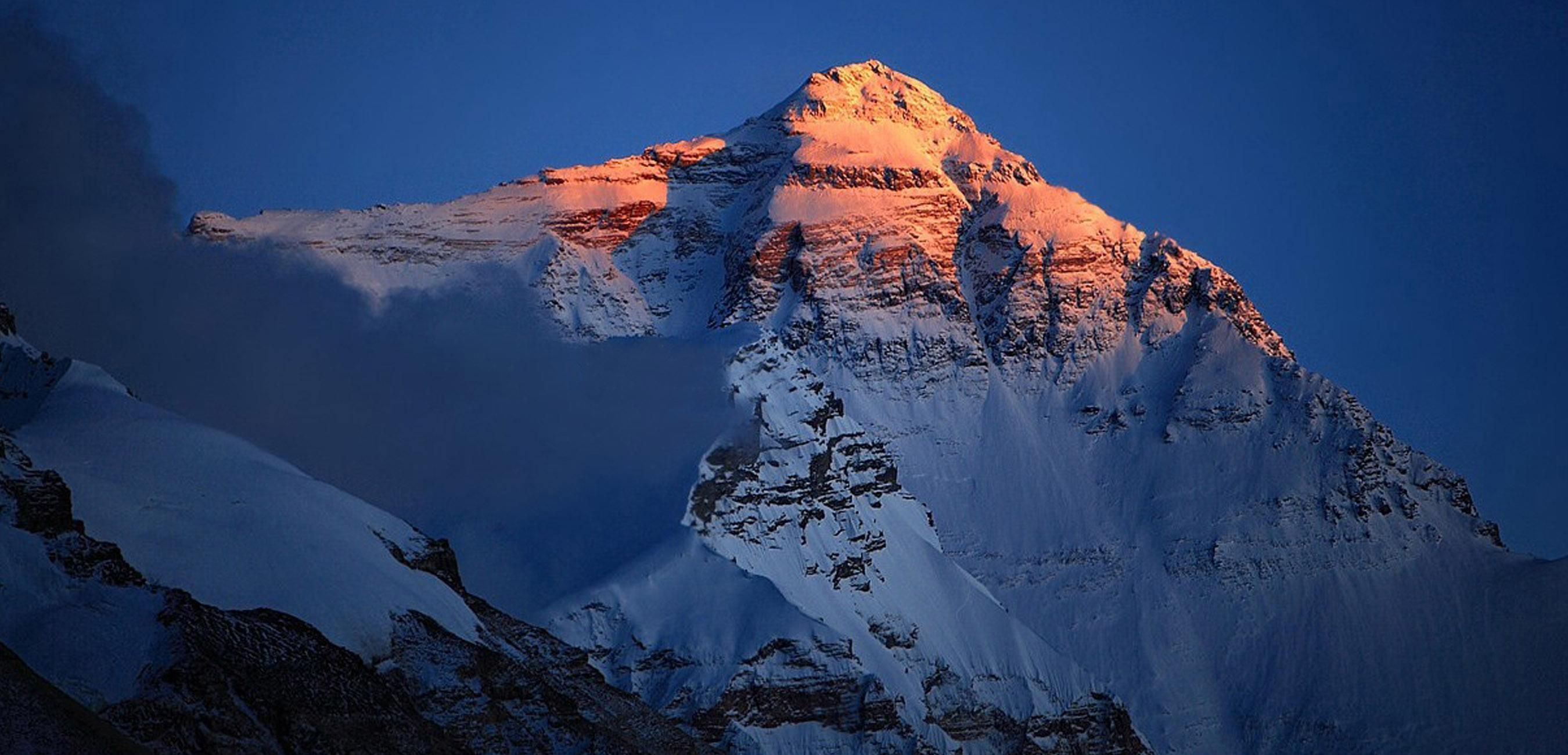 珠穆朗玛峰是世界上海拔最高的山峰,位于中国与尼泊尔边界处!