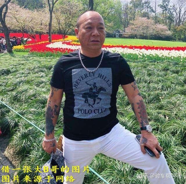 因为他们大多皮肤黝黑,戴着一串金项链,加上过肩龙的纹身,还有一只小