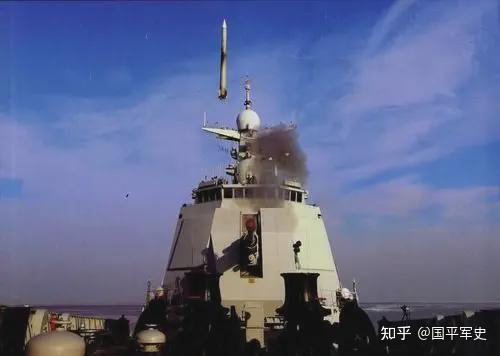 124开封舰入列,海军052dl型驱逐舰,战力比052d型有大幅提升