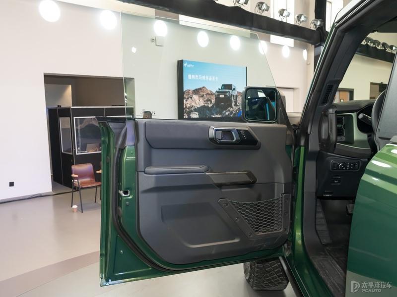 越野参数方面,普通非大脚版接近角38度,离去角31度,通过角22度,最小离