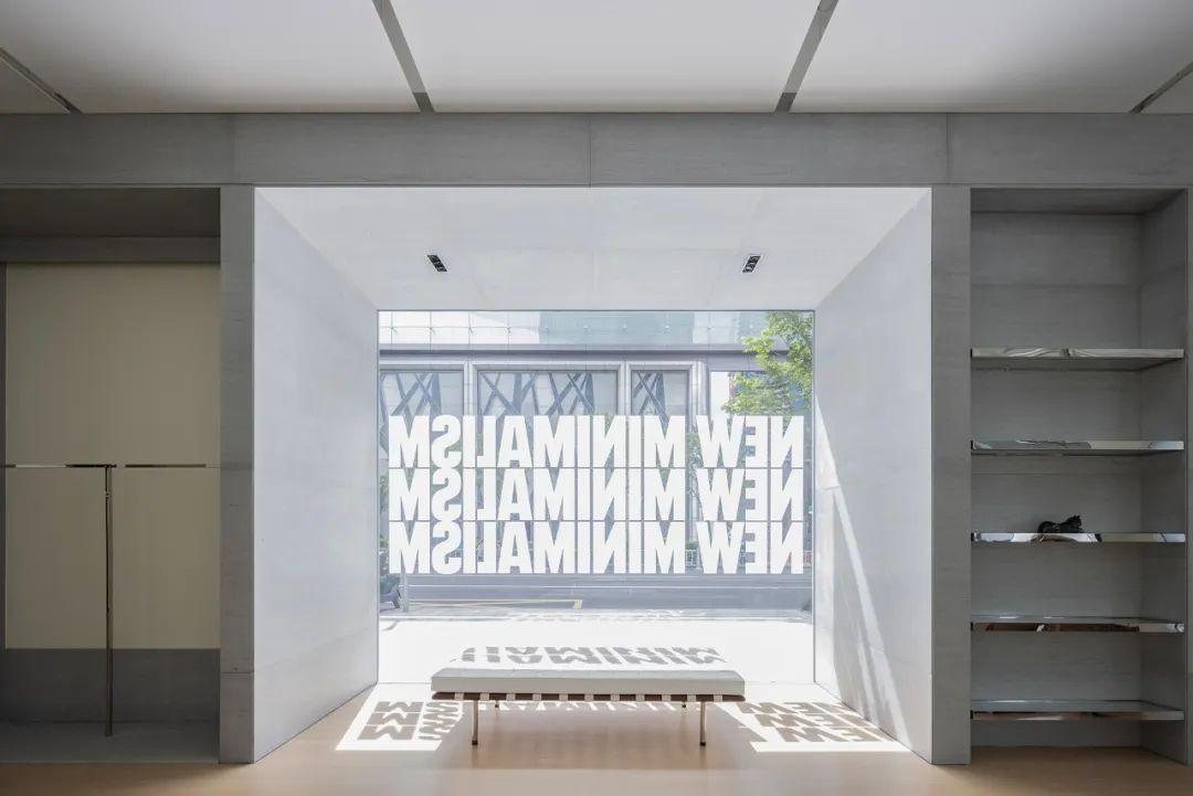 black-onion-concise-white