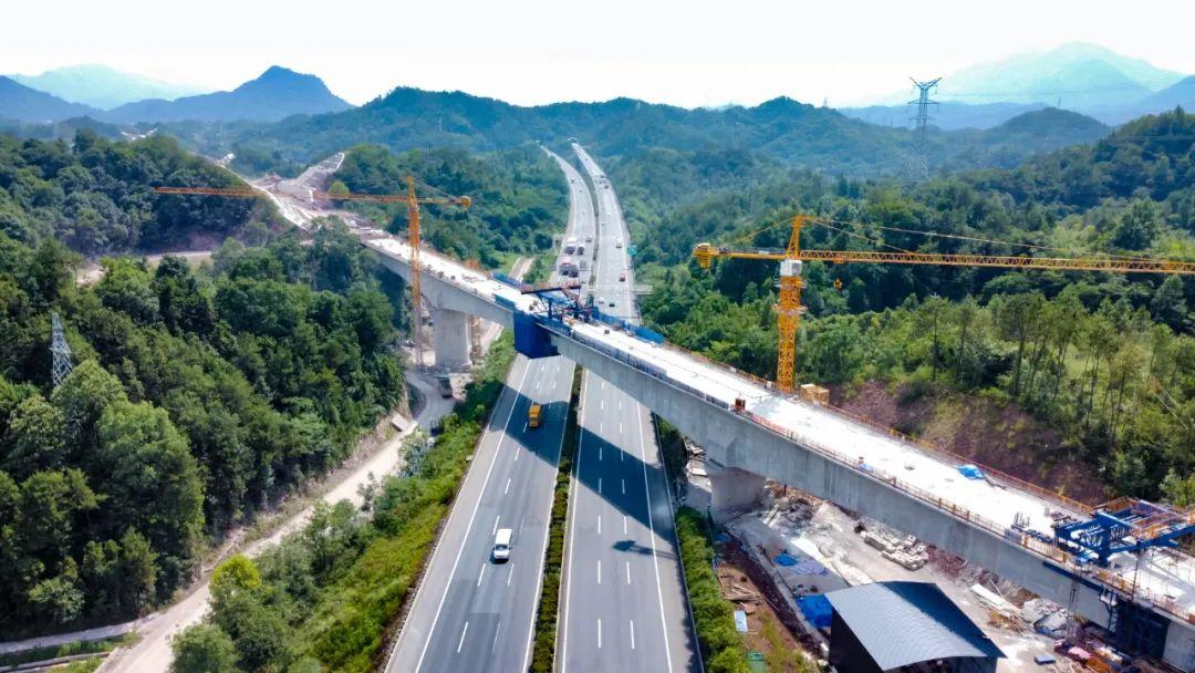 沪嘉甬跨海铁路杭绍甬智慧高速公路对杭州湾新区有什么重大意义