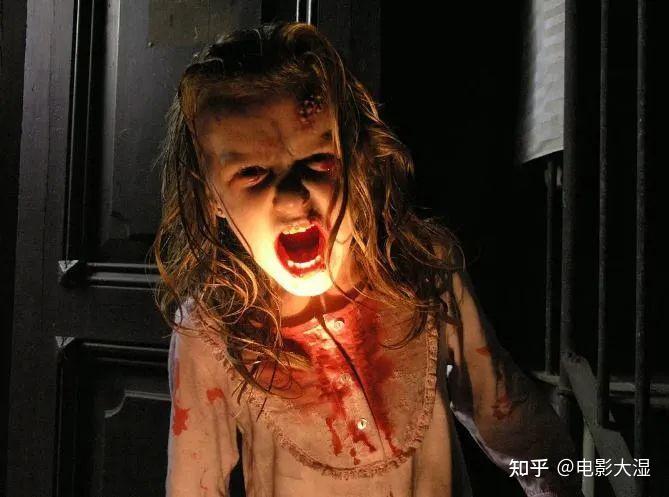 女记者安吉拉(manuela velasco 饰)和摄影师帕布罗(pablo rosso 饰)