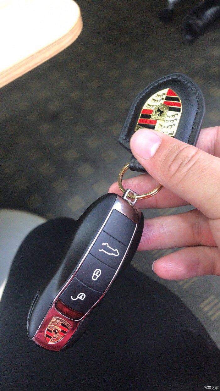 地下停车场遇见同色系小弟阿尔法罗密欧一辆,也很喜欢!