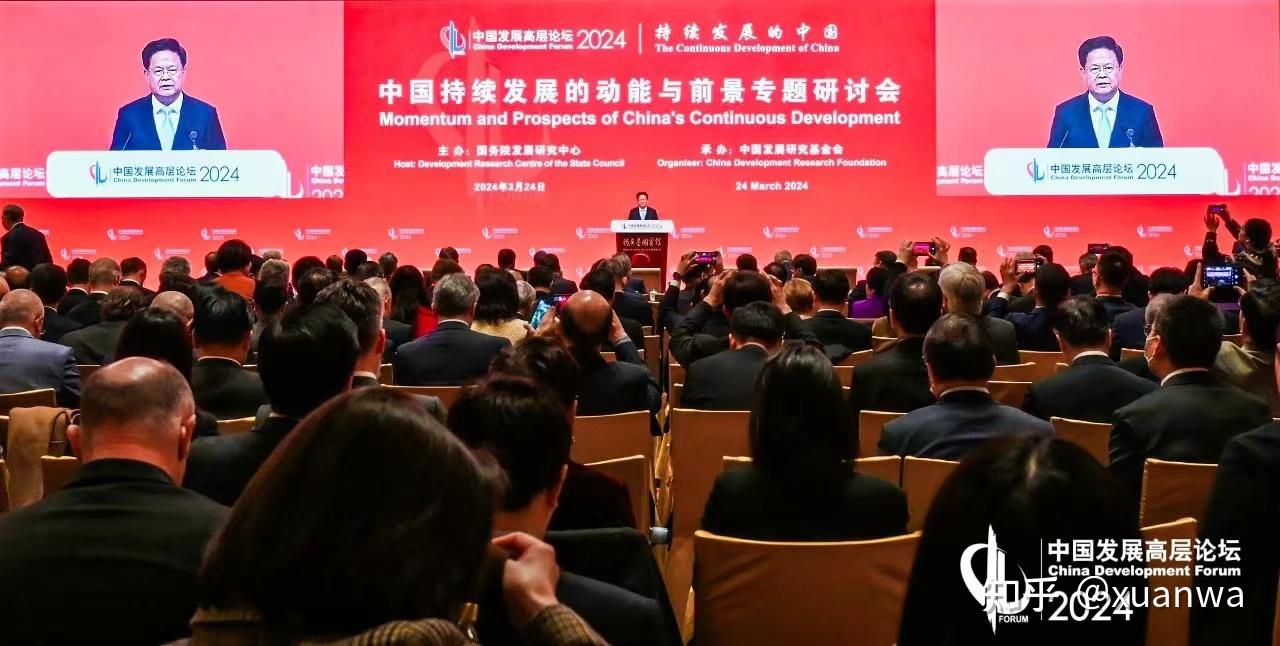 国家发改委主任郑栅洁壮大绿色能源产业构建绿色低碳循环经济体系