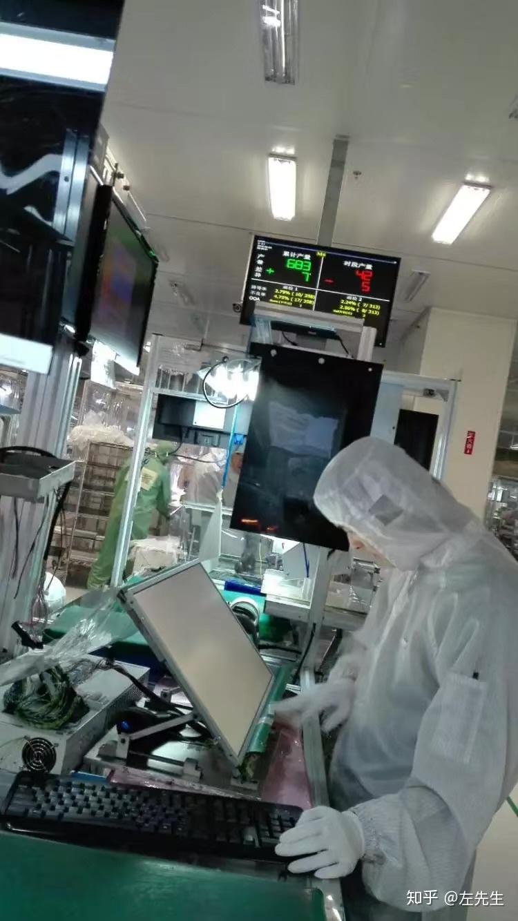 在电子厂上班的人和冷冰冰的机器人有什么区别