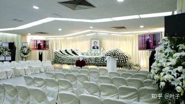 富豪林建名追思会举行灵堂内外被白色花海环绕嘉宾寥寥显冷清