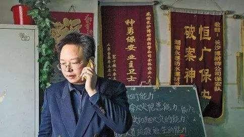 张晓勇清华毕业的高才生沦落到市场当保安拿着2000元的月薪