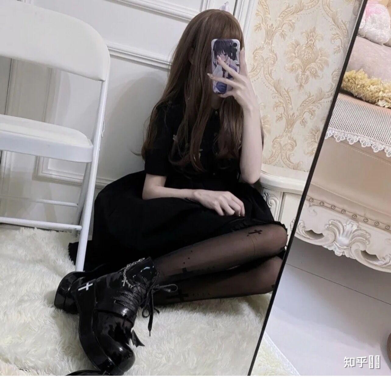 女生在校园穿着jk短裙时会搭配黑色丝袜嘛