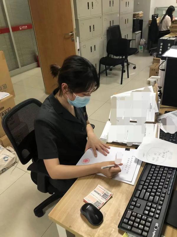 ，承办法官核实案情后出具了执行裁定书，准备次日到银行调查案款情况。原来，张某原本与甲公司签订了苗木买
