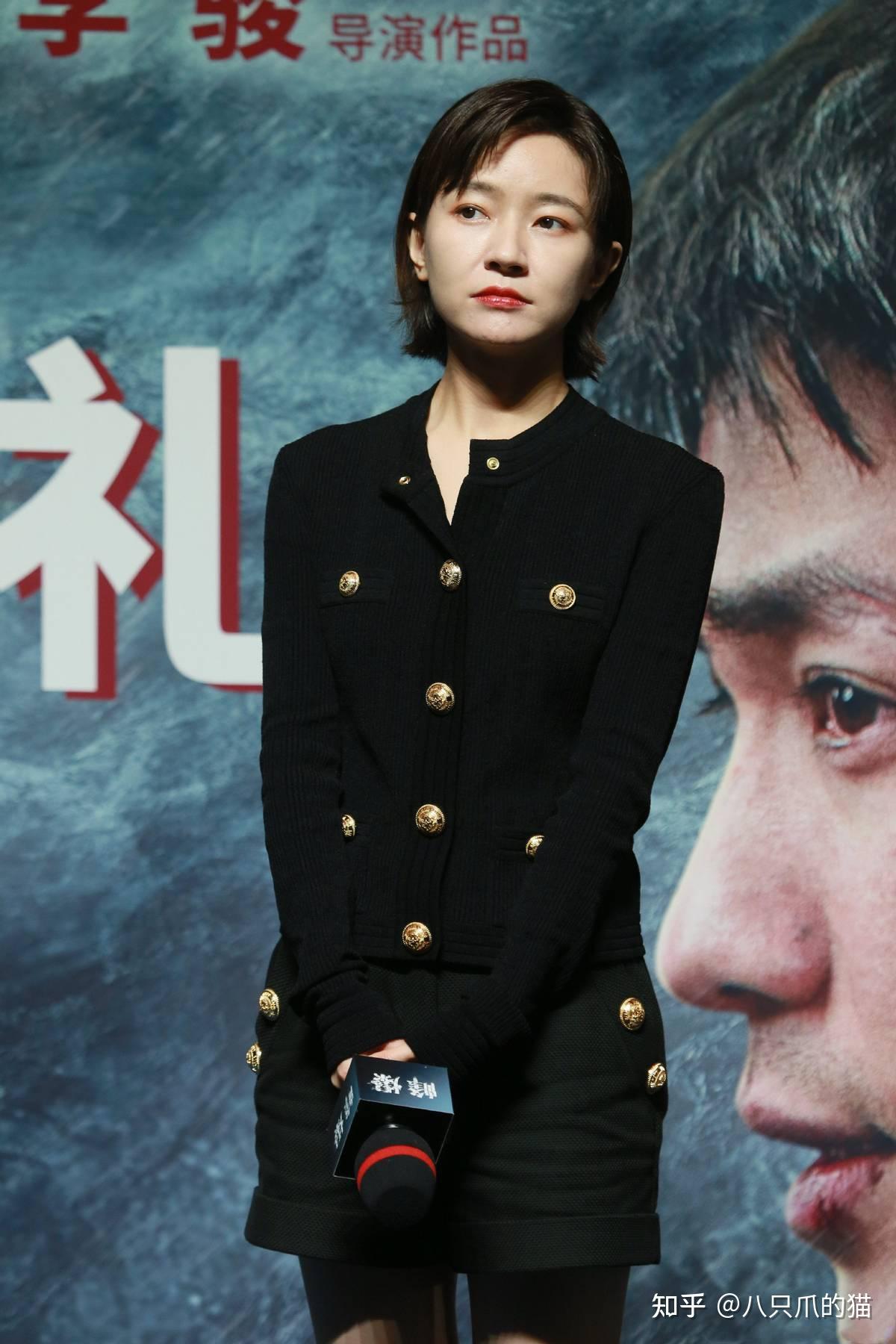 焦俊艳久违亮相穿黑色小香风外套助阵电影首映礼一头短发真飒