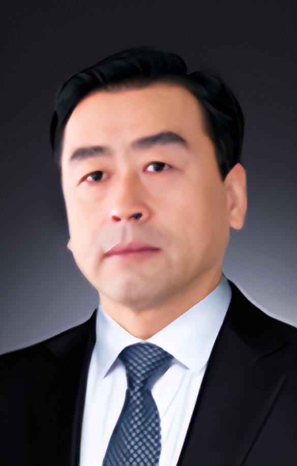 (东方资产党委书记,拟任董事长王占峰)与张子艾一样,王占峰也有了在