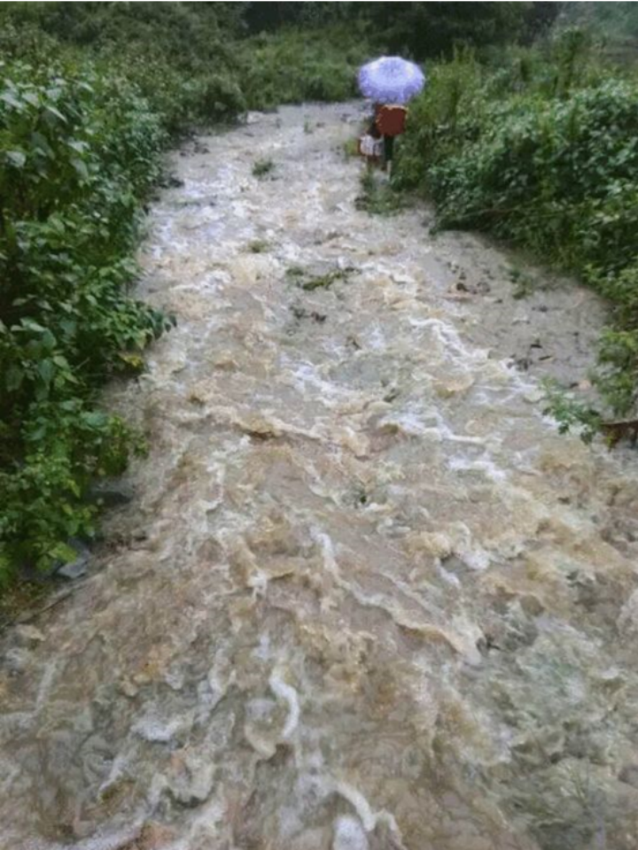 当地山村条件恶劣，道路难行
