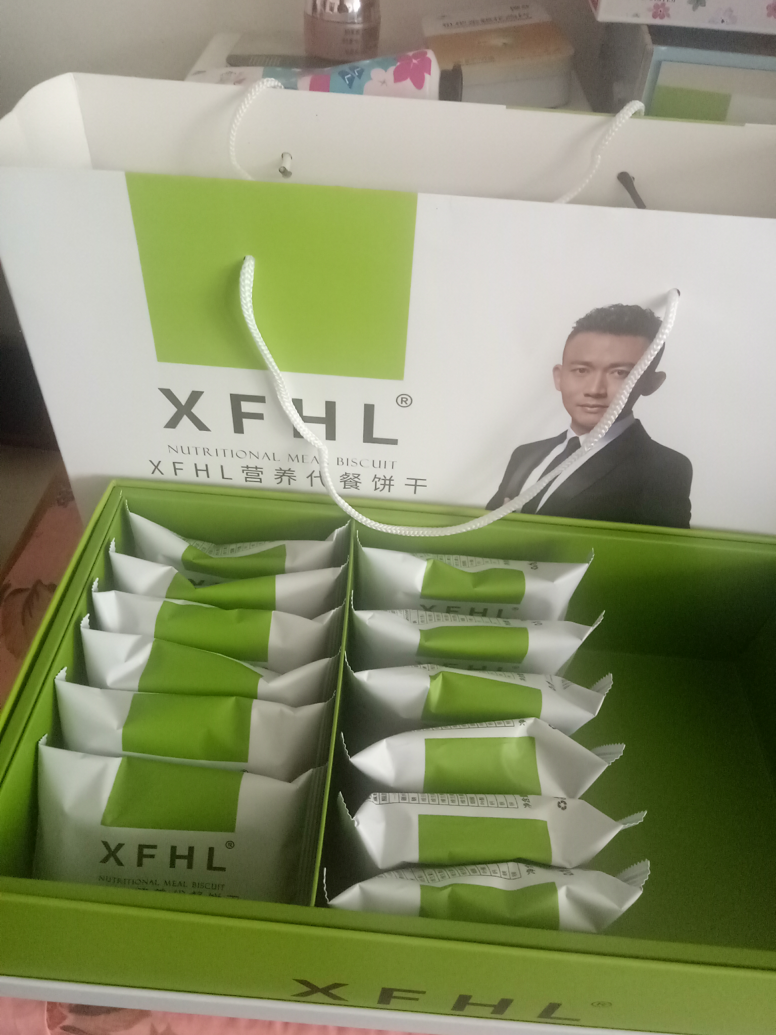我还经常一起去食堂吃饭还加了好友慢慢的我发现她是一个做微商的做