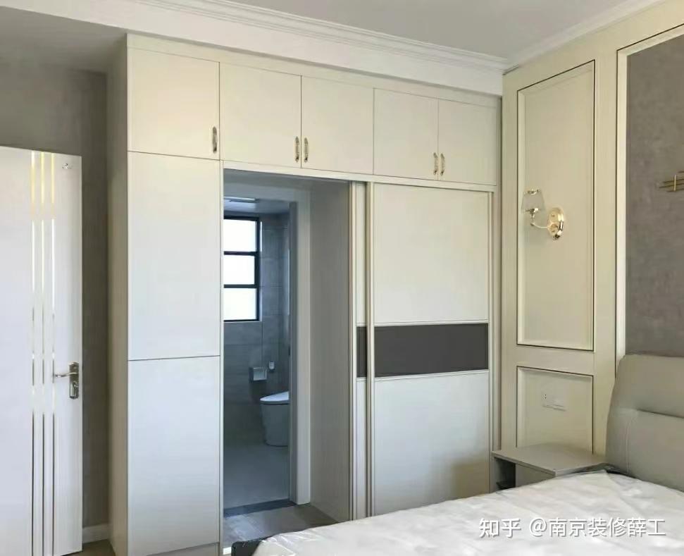 方法三:做一整面衣柜对着床,将卫生间门洞隐藏