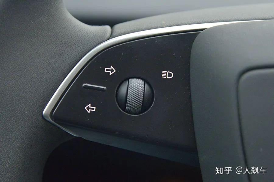 只是大面积的木纹装饰取消了,新增了大面积的氛围灯