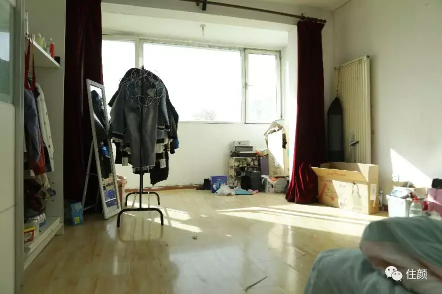里,"进门就是床"还不是最糟糕的,最糟糕的是除了这张床以外,家里空