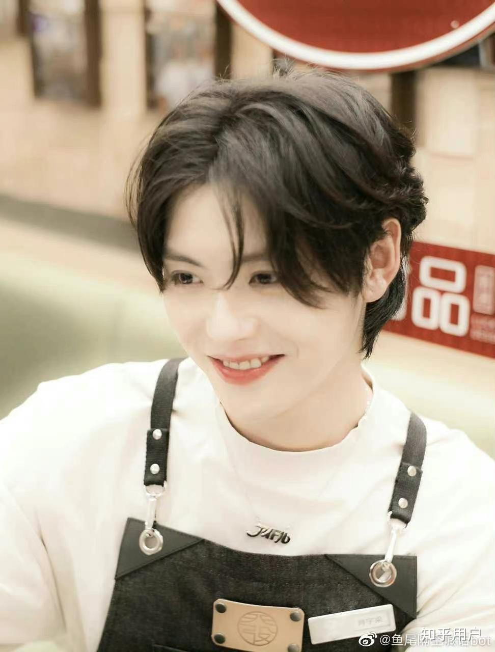 能不能发一些肖宇梁的神图哇