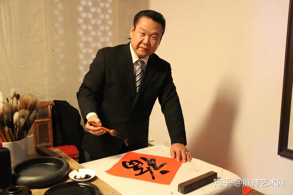 贾国强老师为大家写福字著名肛肠科专家董平大夫分享了他在这个团队的