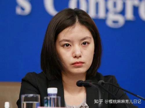 哦对了,坐她旁边的杨洁篪就是翻译官出身,中途还给张京挑了个错,这跟