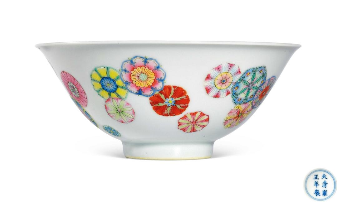 【瓷】　★ 瓷器 粉彩皮球花紋折沿盤 ★　清朝期　花卉 果物 手描文様　明清磁器 瓷器上的特别纹饰：皮球花！