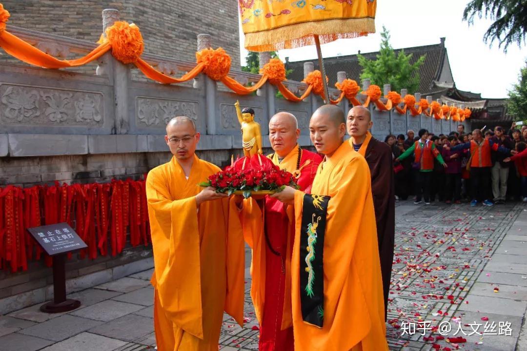 三千僧众在法门寺佛文化景区隆重纪念佛陀诞辰2642年 - 知乎