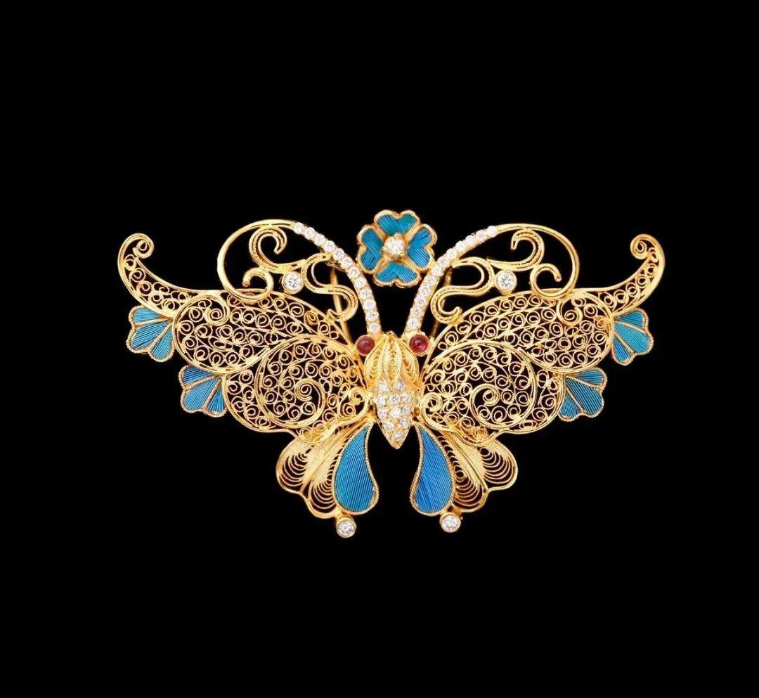 代表珠宝工艺至高的水平,纯手工制作,镂空设计的珠宝,将工匠们