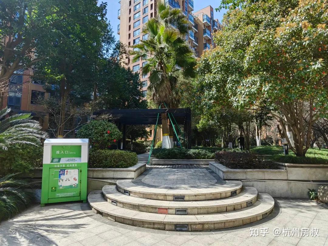 景房源在东北角,4幢3层,两侧次干道不吵,同时南向三房,采光不错,不利