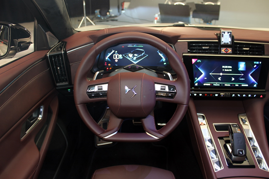 所见之处只有高级材料,低配应该会更接地气些内饰是非常熟悉的"ds风格