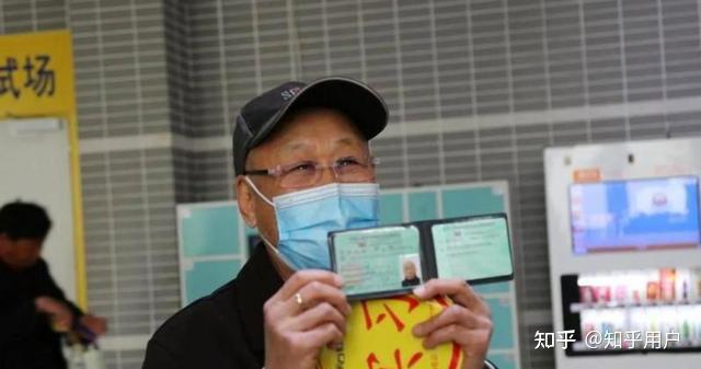谁说没有长期驾驶证,取得驾照满6年第一次换证就是10年有效期,再过10年换证直接变长期证,70岁后C1照样长期不用测三力但必须年年体检