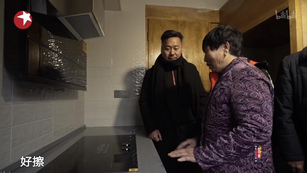 防滑处理不够,整体设计的锐角过多……节目中,"甘肃大爷花132万改造