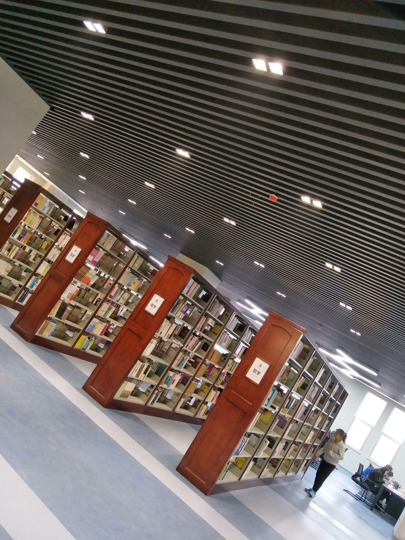 西亚斯国际学院图书馆图片