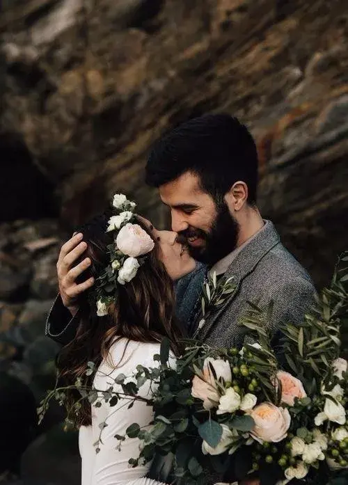 新郎接吻的万能公式:捧新娘的脸&头!动作有一丝可爱又