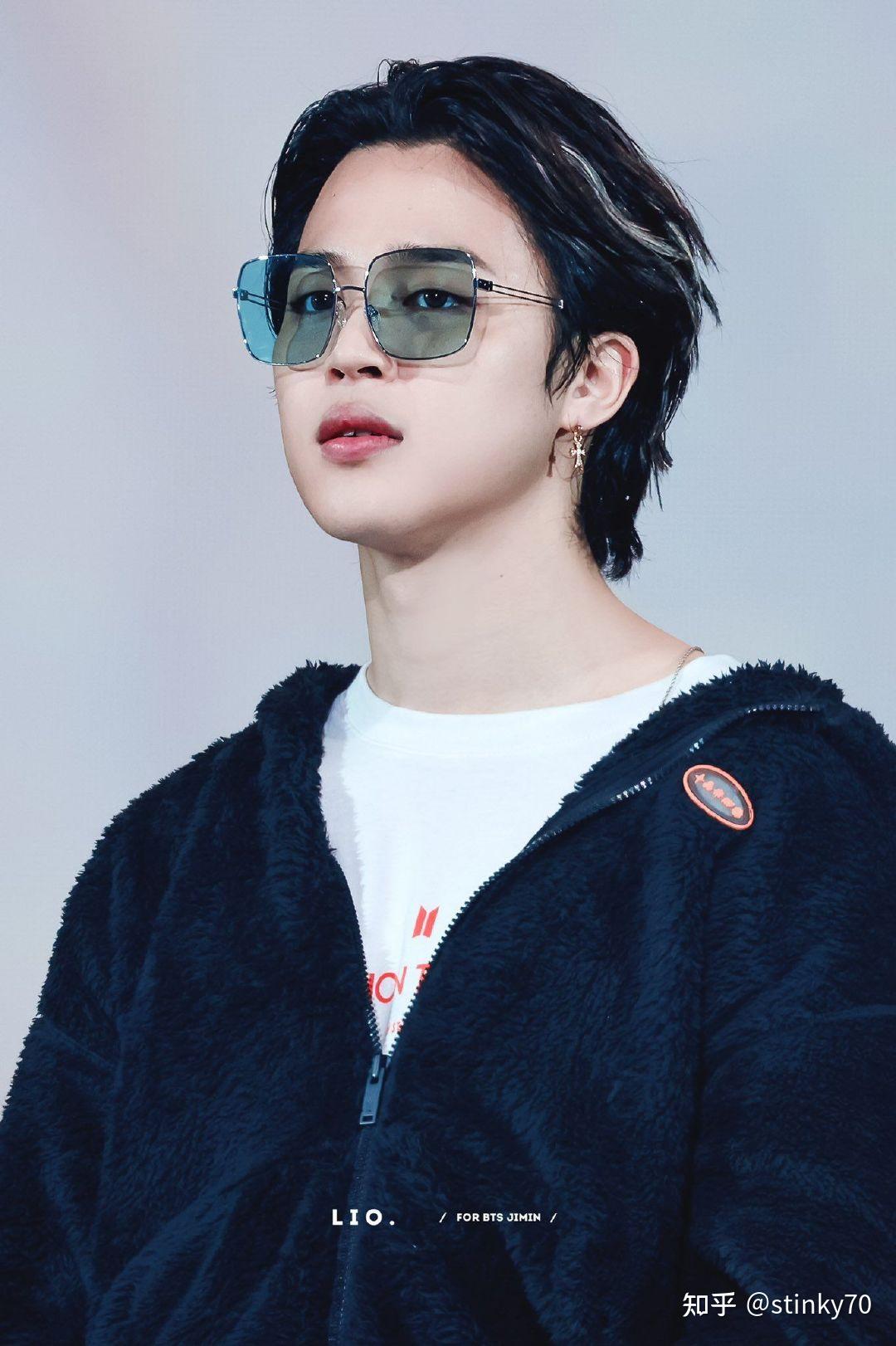 请问有朴智旻近期黑发白发挑染的图吗